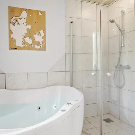3 Bedroom Beautiful In Сasa de vacaciones *