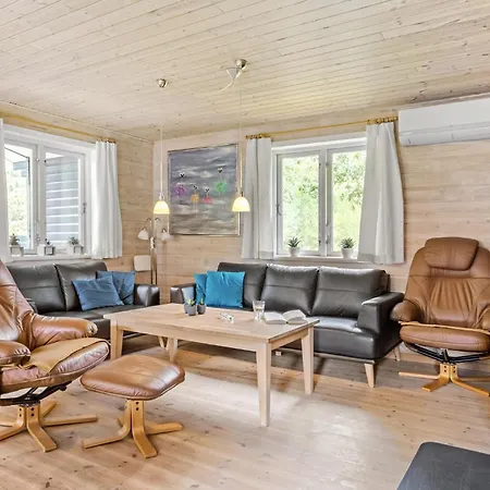 Holiday home 3 Bedroom Beautiful In Hadsund