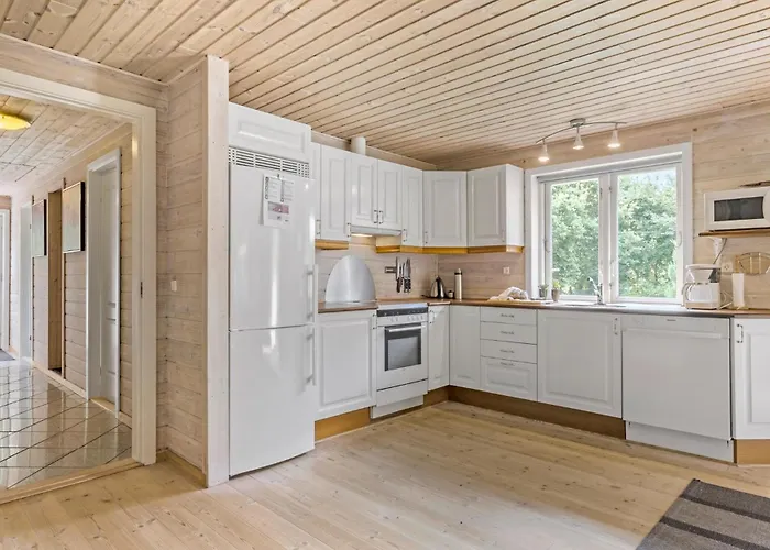 Holiday home 3 Bedroom Beautiful In Hadsund